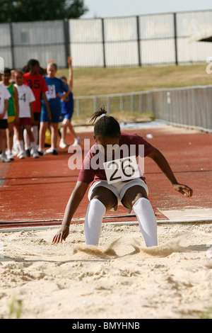 11. / 12. Jahr treten Olds in der Croydon Grundschulen Leichtathletik-Weltmeisterschaft in Croydon Arena Stockfoto