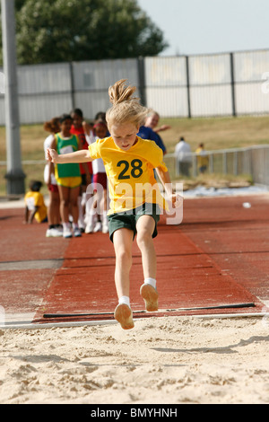 11. / 12. Jahr treten Olds in der Croydon Grundschulen Leichtathletik-Weltmeisterschaft in Croydon Arena Stockfoto