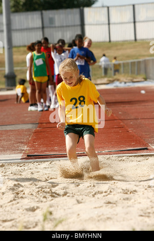 11. / 12. Jahr treten Olds in der Croydon Grundschulen Leichtathletik-Weltmeisterschaft in Croydon Arena Stockfoto