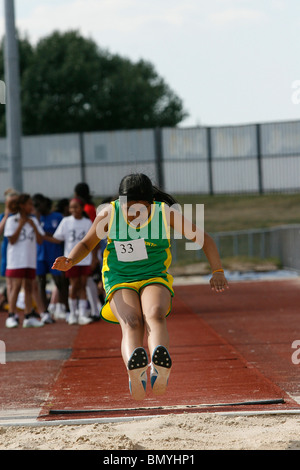 11. / 12. Jahr treten Olds in der Croydon Grundschulen Leichtathletik-Weltmeisterschaft in Croydon Arena Stockfoto