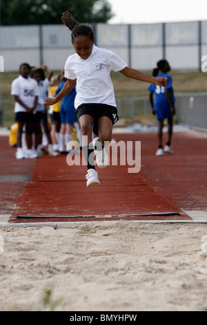 11. / 12. Jahr treten Olds in der Croydon Grundschulen Leichtathletik-Weltmeisterschaft in Croydon Arena Stockfoto