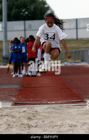 11. / 12. Jahr treten Olds in der Croydon Grundschulen Leichtathletik-Weltmeisterschaft in Croydon Arena Stockfoto