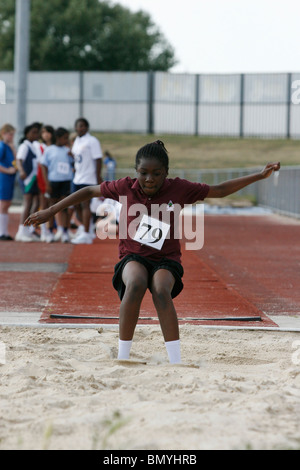 11. / 12. Jahr treten Olds in der Croydon Grundschulen Leichtathletik-Weltmeisterschaft in Croydon Arena Stockfoto