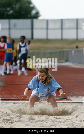 11. / 12. Jahr treten Olds in der Croydon Grundschulen Leichtathletik-Weltmeisterschaft in Croydon Arena Stockfoto