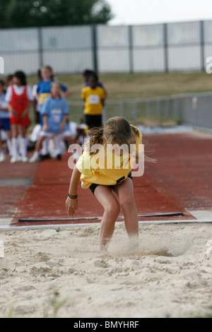 11. / 12. Jahr treten Olds in der Croydon Grundschulen Leichtathletik-Weltmeisterschaft in Croydon Arena Stockfoto