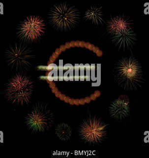 Euro-Zeichen in einem Kreis von Feuerwerk Schüsse auf schwarzen Hintergrund gemacht. Stockfoto