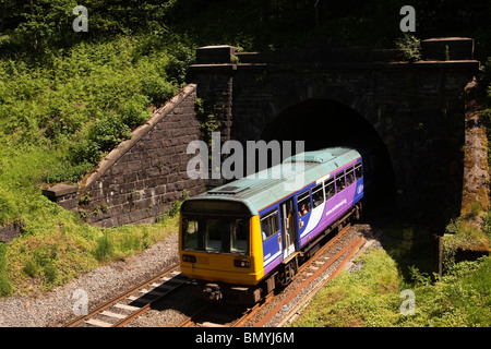 UK, Derbyshire, Peak District, Grindleford Station Hope Valley Line-Zug aus Totley Tunnel Stockfoto