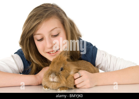 Mädchen mit einem löwenköpfige Zwerg Kaninchen Stockfoto