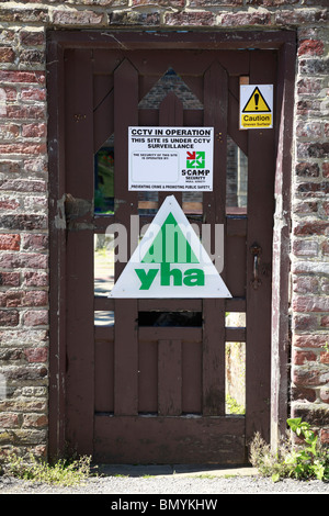 Alte Tür mit Youth Hostel Association zu unterzeichnen, Beverley, East Riding of Yorkshire, England, UK. Stockfoto