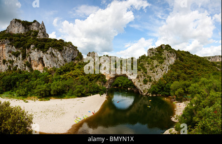 Panoramablick auf Naturstein arch Pont d ' Arc in der Gorges de l'Ardèche Stockfoto