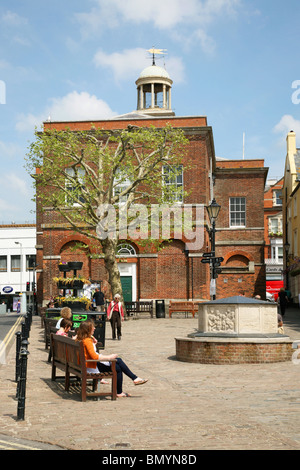 Szene in Bucky Doo Square, ein beliebter Treffpunkt befindet sich hinter dem Rathaus in Bridport Stockfoto