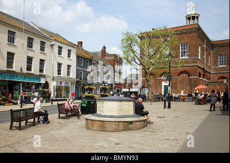 Szene in Bucky Doo Square, ein beliebter Treffpunkt befindet sich hinter dem Rathaus in Bridport Stockfoto