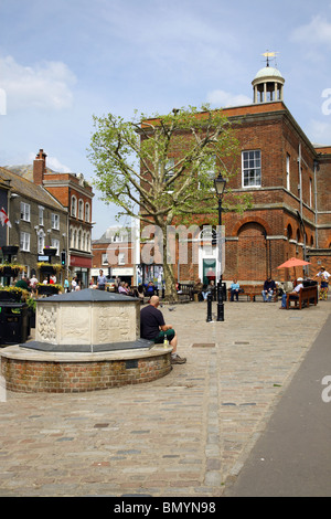 Szene in Bucky Doo Square, ein beliebter Treffpunkt befindet sich hinter dem Rathaus in Bridport Stockfoto