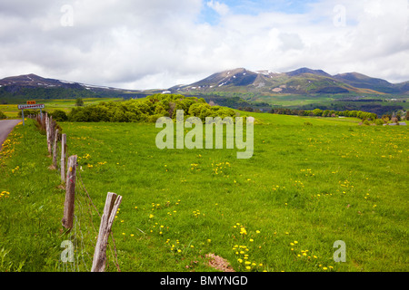 Kulturlandschaft in der Region Puy-de-Dôme. Puy de Sancy, höchste Erhebung des zentralen Massivf und Puy-de-l'Angle im Hintergrund. Stockfoto