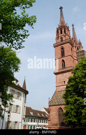 Basler Münster (Basler Münster) und Rittergasse, Basel, Schweiz Stockfoto