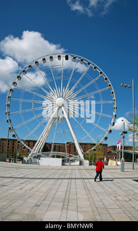 Das große Riesenrad gegenüber dem Eingang zum Albert Dock eine wichtige touristische Attraktion in der Stadt von Liverpool Stockfoto