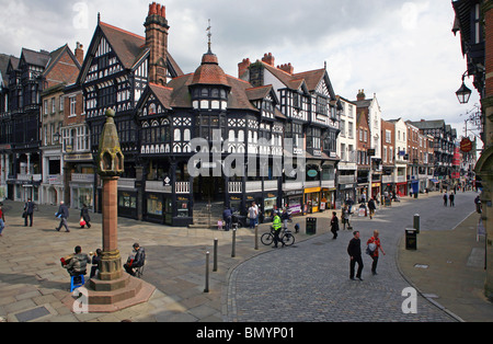 Blick auf die Zeilen an der Ecke von Bridge Street und Eastgate Street in der historischen Stadt Chester Stockfoto