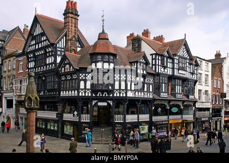 Blick auf die Zeilen an der Ecke von Bridge Street und Eastgate Street in der historischen Stadt Chester Stockfoto