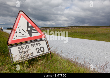 Rutschen Sie Risiko-Zeichen auf einer neu sanierten Straße in den Scottish Borders. Stockfoto
