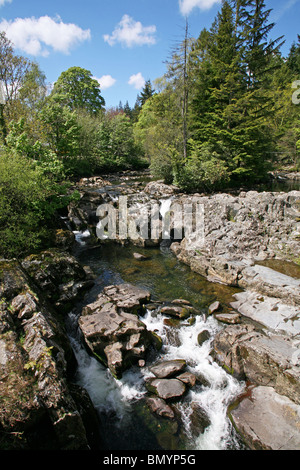 Betws-y-Coed - der Fluss Llugwy fließt über die Pont-y-paar Wasserfälle in der Nähe der Brücke mit dem gleichen Namen Stockfoto