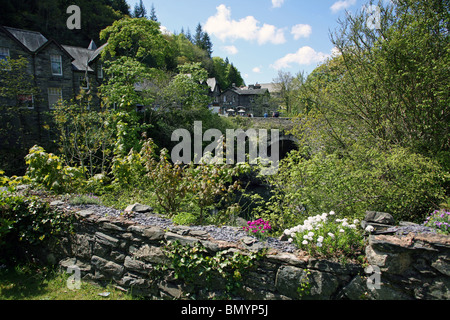 Die Pont-y-paar-Brücke über den Fluss Llugwy in der malerischen Snowdonian Dorf von Betws-y-coed Stockfoto