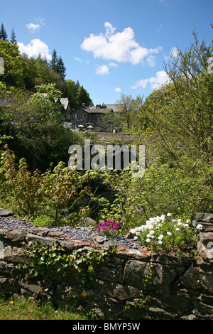 Die Pont-y-paar-Brücke über den Fluss Llugwy in der malerischen Snowdonian Dorf von Betws-y-coed Stockfoto