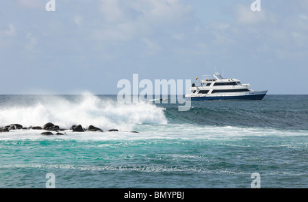 Bootsfahrt auf den Galápagos-Inseln vor der Küste von espanola Insel mit zwei aufblasbare Boote hinter Stockfoto