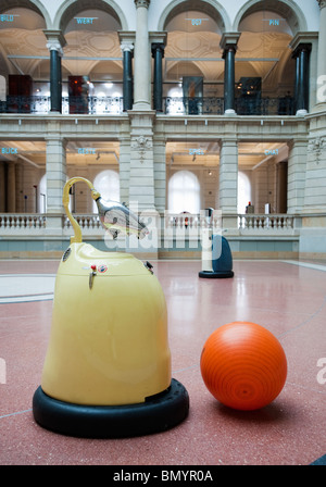 Fußball spielen Roboter im Museum für Kommunikation in Mitte Berlin Deutschland Stockfoto