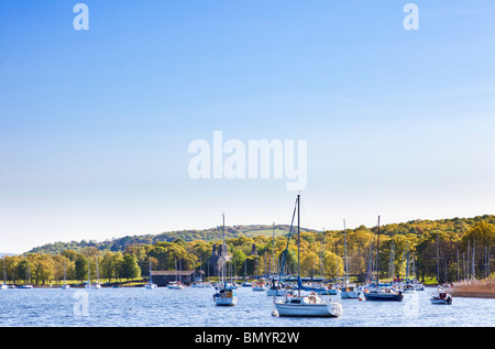 Boote im Segelclub am Coniston Water, Lake District Cumbria England UK Stockfoto