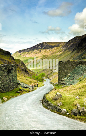 Kurvenreiche Straße auf dem Gipfel des Honister Pass, Lake District, Cumbria, England, UK - auf der Suche nach Buttermere Stockfoto