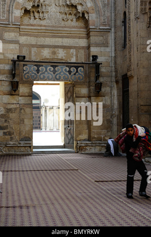 ägyptischen Al-Azhar-Moschee zu verlassen, nach dem Gebet, islamisches Kairo, Ägypten Stockfoto