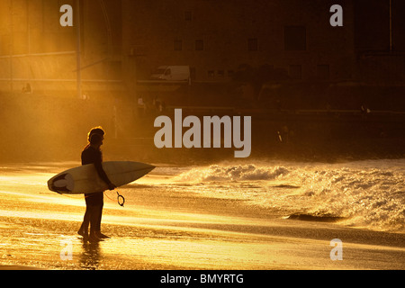 Surfer am Strand von Las Palmas bei Sonnenuntergang Stockfoto