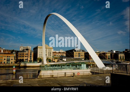 Die Gateshead Millennium Bridge schoss vom Südufer des Flusses Tyne in Richtung des Quayside-Gebiets am Nordufer. Stockfoto