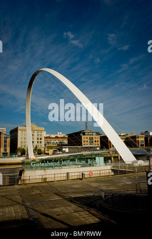 Die Gateshead Millennium Bridge schoss vom Südufer des Flusses Tyne in Richtung des Quayside-Gebiets am Nordufer. Stockfoto