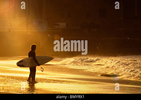 Surfer am Strand von Las Palmas bei Sonnenuntergang Stockfoto