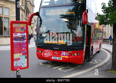 Sightseeing-Bus der Stadtführung Bath, Somerset, Vereinigtes Königreich Stockfoto