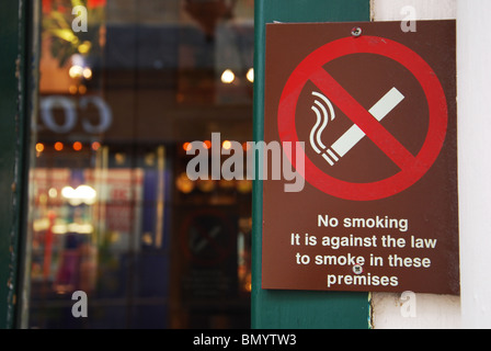 kein Rauchen Schild am Eingang zum shop Stockfoto