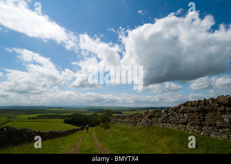 Wanderer auf einer grünen Gasse in das Eden-Tal in der Nähe von Penrith, Cumbria, England, UK Stockfoto