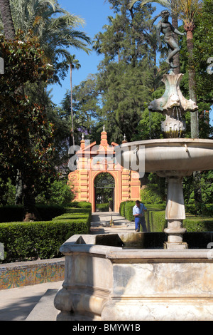 Einer der vielen Brunnen in der Reales Alcazares Gärten InSeville Andalusien-Spanien-Europa Stockfoto