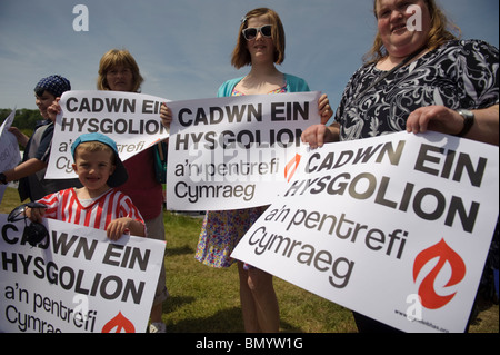 Ein Protest von den Mitgliedern des Vereins walisischen Sprache gegen Schließung von kleinen ländlichen Schulen, Wales UK Stockfoto