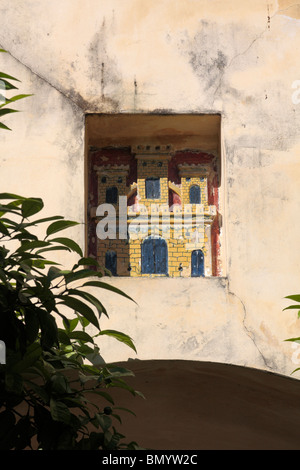 Ein Bild Fliese legen Sie in eine Wand Alkoven in den Reales Alcazares Gärten in Sevilla Andalusien Spanien Europa Stockfoto