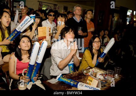 Besorgt südkoreanische Fußballfans beobachten ihre Mannschaft spielen Nigeria in einem Londoner Pub, New Malden 2010 UK Stockfoto