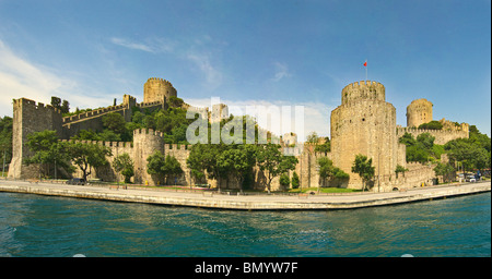 Rumeli Festung in Istanbul, Türkei am Fluss Bosporus mit einem blauen Himmelshintergrund Stockfoto