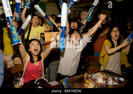 Südkoreanischen Fußball-Fans feiern ihr Team erzielte gegen Nigeria bei der WM 2010 in einem Londoner Pub Stockfoto