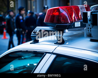 Polizei Autolichter hautnah. Eine Gruppe von Polizisten auf dem Hintergrund. Stockfoto