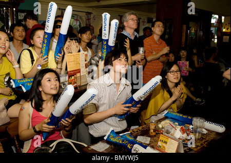 Südkoreanische Fußballfans beobachten ihre World Cup Team spielen Nigeria in einem Londoner Pub, UK 2010 Stockfoto