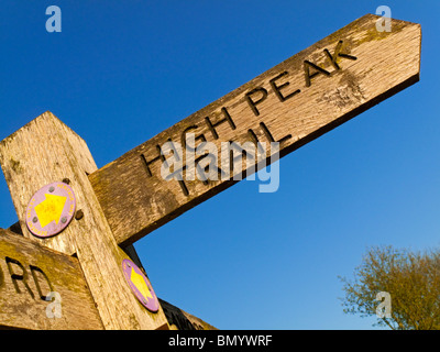 Wooden High Peak Trail Wegweiser in Cromford in Derbyshire Peak District England Großbritannien Stockfoto