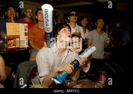 Besorgt südkoreanische Fußballfans beobachten ihre Team-spielen gegen Nigeria in einem Londoner Pub während der WM 2010 Stockfoto