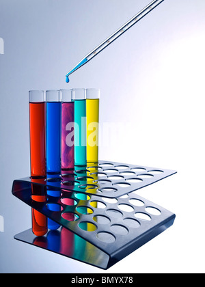 Nahaufnahme von Reagenzgläsern Farbe Flüssigkeiten mit einer Pipette gefüllt. Stockfoto