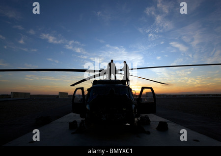 Tikrit, Irak - A UH-60 Black Hawk Hubschrauber auf dem Flug Linie bei Sonnenuntergang. Stockfoto